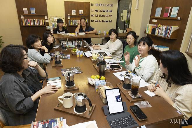 10월18일 ‘찾아가는 독자위원회’를 위해 동해 서호책방에 모인 시민들은 지역 현안도 함께 나눴다. ⓒ시사IN 이명익