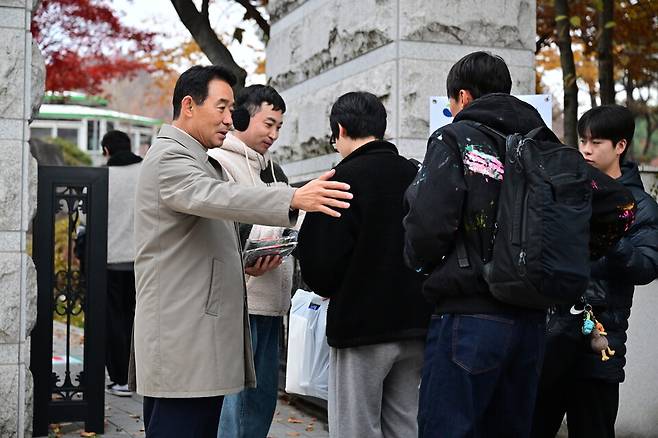백영현 포천시장이 동남고 수험생들을 맞이하며 격려하고 있다.ⓒ포천시 제공