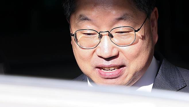 퇴임식을 마친 노만석 검찰총장 직무대행이 14일 서울 서초구 대검찰청을 나서며 차에 오르고 있다. ⓒ연합뉴스