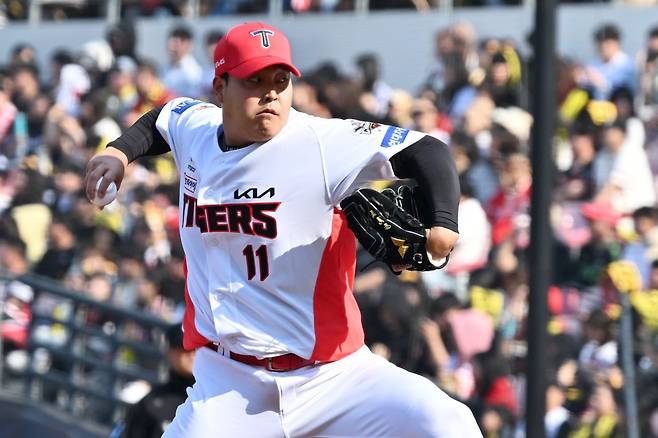 KIA 조상우, 한화 김범수, 삼성 김태훈은 2026시즌 FA 시장에서 주목 받는 순수 불펜투수다. 이들 중 첫 계약자의 계약 규모가 불펜투수의 가치를 매기는 기준이 될 수 있기에 관심이 집중되고 있다. 역투하는 조상우. 뉴시스