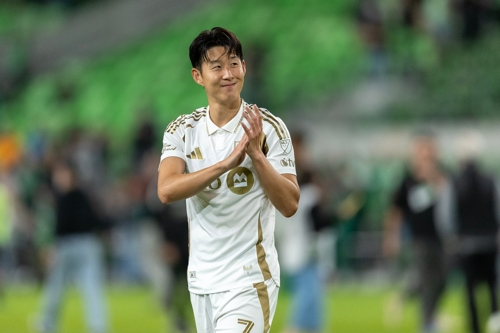 LAFC 손흥민이 지난 3일 MLS컵 플레이오프 1라운드 2차전에서 오스틴에 승리한 뒤 관중에 박수를 보내고 있다. AP연합뉴스