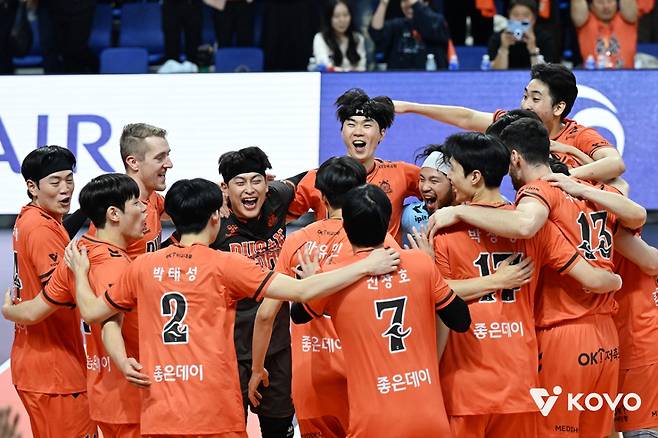 OK저축은행 선수들이 13일 부산 강서실내체육관에서 열린 프로배구 V-리그 2라운드 홈경기 현대캐피탈전 승리로 연고 이전 후 첫 홈경기 승리를 따낸 뒤 기뻐하고 있다. /사진=OK저축은행 배구단 SNS 캡처