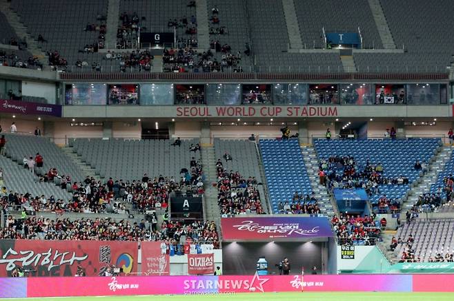 한국 축구 국가대표팀이 지난달 14일 서울월드컵경기장에서 파라과이 대표팀과 친선경기를 벌였다.  구장 곳곳이 비어 을씨년스러운 풍경을 보이고 있다. /사진=김진경 대기자