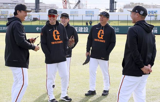 이승엽 전 감독(왼쪽)과 아베 신코스케 1군 감독(오른쪽)을 비롯한 코칭 스태프가 대화를 나누고 있다. /사진=요미우리 자이언츠 공식 SNS