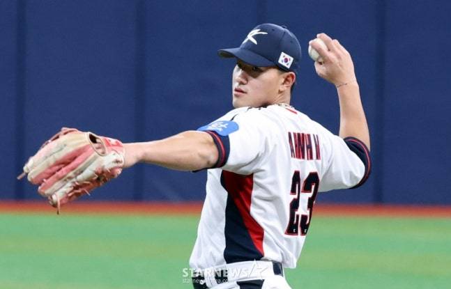 지난 11일 고척돔 훈련에서 캐치볼을 하고 있는 안현민의 모습. /사진=강영조 선임기자