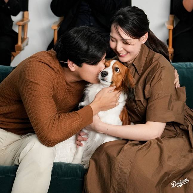 오타니(왼쪽)와 부인 마미코가 MVP 수상 직후 기쁨을 표현하고 있다. /사진=LA 다저스 공식 SNS