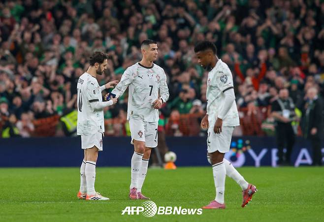 포르투갈 대표팀 크리스티아누 호날두(가운데)가 14일(한국시간) 아일랜드 더블린의 아비바 스타디움에서 열린 2026 국제축구연맹(FIFA) 북중미 월드컵 유럽 예선 F조 5차전 아일랜드전에서 퇴장을 당한 뒤 주장 완장을 넘겨주고 있다. /AFPBBNews=뉴스1