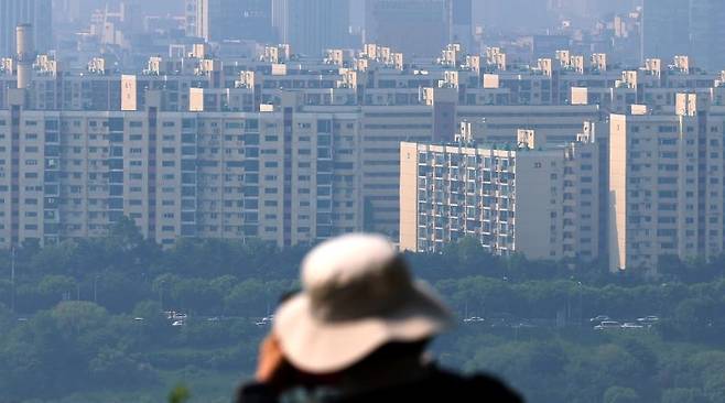 서울 성동구 응봉산에서 강남구 압구정동 현대아파트가 보이고 있다. 내년에 보유세가 가장 많이 늘어나는 아파트는 압구정동 신현대 9차 전용면적 111㎡이다. [사진 | 뉴시스]