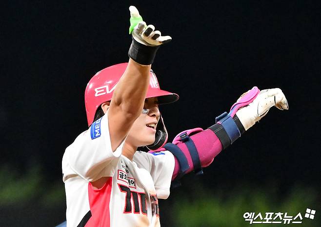 10일 오후 광주기아챔피언스필드에서 열린 '2025 신한 SOL Bank KBO리그' 삼성 라이온즈와 KIA 타이거즈의 경기, 8회말 무사 1,3루 KIA 박찬호가 2타점 3루타를 날린 후 기뻐하고 있다. 엑스포츠뉴스DB