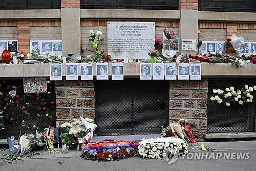 희생자들 사진으로 덮인 파리 11구의 한 테러 장소 [EPA 연합뉴스 자료사진. 재판매 및 DB 금지]