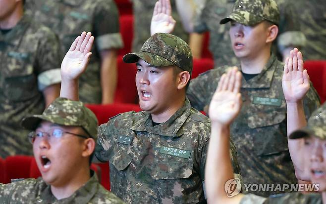 이지호 해군 사관후보생 힘찬 선서 (창원=연합뉴스) 김동민 기자 = 이재용 삼성전자 회장의 장남 이지호 씨 등이 23일 오전 경남 창원시 진해구 해군사관학교 웅포 강당에서 열린 '제139기 해군 사관후보생 입교식'에서 선서하고 있다.
    이씨를 포함한 139기는 지난 15일 입영해 보급품 수령, 신체검사 등 1주일간 가입교 기간을 거쳤고, 11주간의 훈련 기간을 포함해 총 39개월 군 생활을 한다. 2025.9.23 image@yna.co.kr