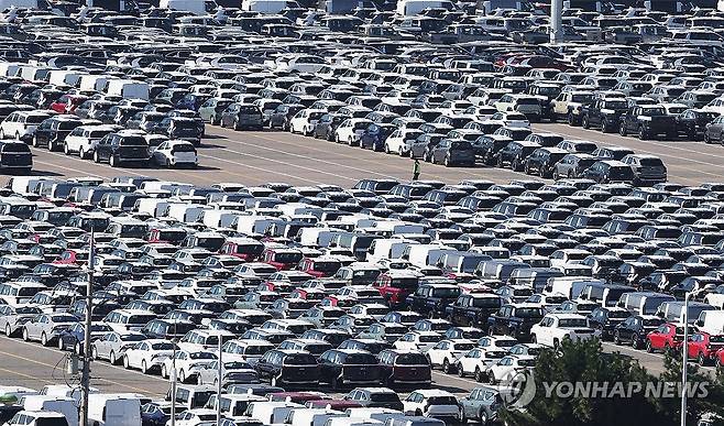 수출 대기 중인 자동차 [연합뉴스 자료사진]