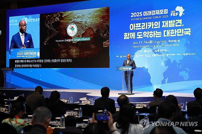 2025 미래경제포럼 기조연설 (서울=연합뉴스) 김성민 = 14일 서울 중구 롯데호텔에서 국가기간뉴스통신사 연합뉴스 주최로 열린 '2025 미래경제포럼'에서 웸켈레 케베츠웨 메네 아프리카대륙자유무역지대(AfCFTA) 사무총장이 기조연설을 하고 있다. 
    이날 포럼은 '아프리카의 재발견, 함께 도약하는 대한민국'을 주제로 열렸다. 2025.11.14 ksm7976@yna.co.kr