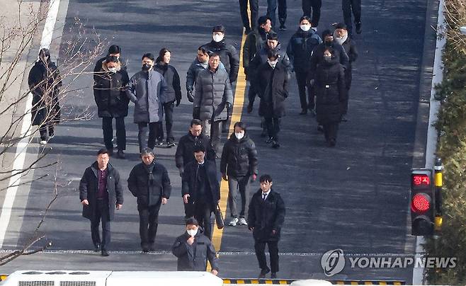 한남동 관저에서 철수하는 공수처 (서울=연합뉴스) 이진욱 기자 = 고위공직자범죄수사처 이대환 부장검사 등 수사관들이 지난 1월 3일 서울 용산구 한남동 윤석열 대통령 관저에서 체포 영장 집행에 실패한 뒤 관저에서 철수하고 있다. 2025.1.3 cityboy@yna.co.kr