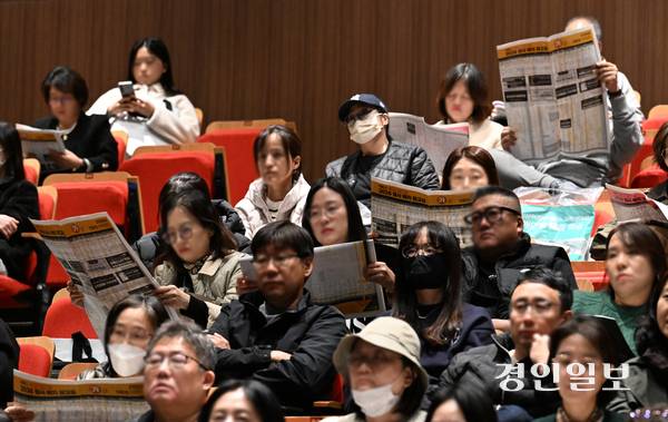 15일 오후 안양시 동안구 롯데백화점 평촌점 식품관에서 열린 ‘평촌청솔학원 2026 수능 가채점 설명회’에서 수험생과 학부모들이 정시 배치 참고표를 살펴보고 있다. 2025.11.15 /최은성기자 ces7198@kyeongin.com