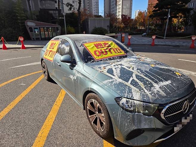 ▲ 전기차 화재가 발생한 인천 서구 청라 아파트 주민들로 구성된 피해대책위원회(대책위)가 14일 인천 중구 운서동 파라다이스시티 스튜디오파라다이스 인근에서 화재 사고와 관련한 피해보상을 촉구하는 집회를 개최했다. /사진제공=피해대책위원회