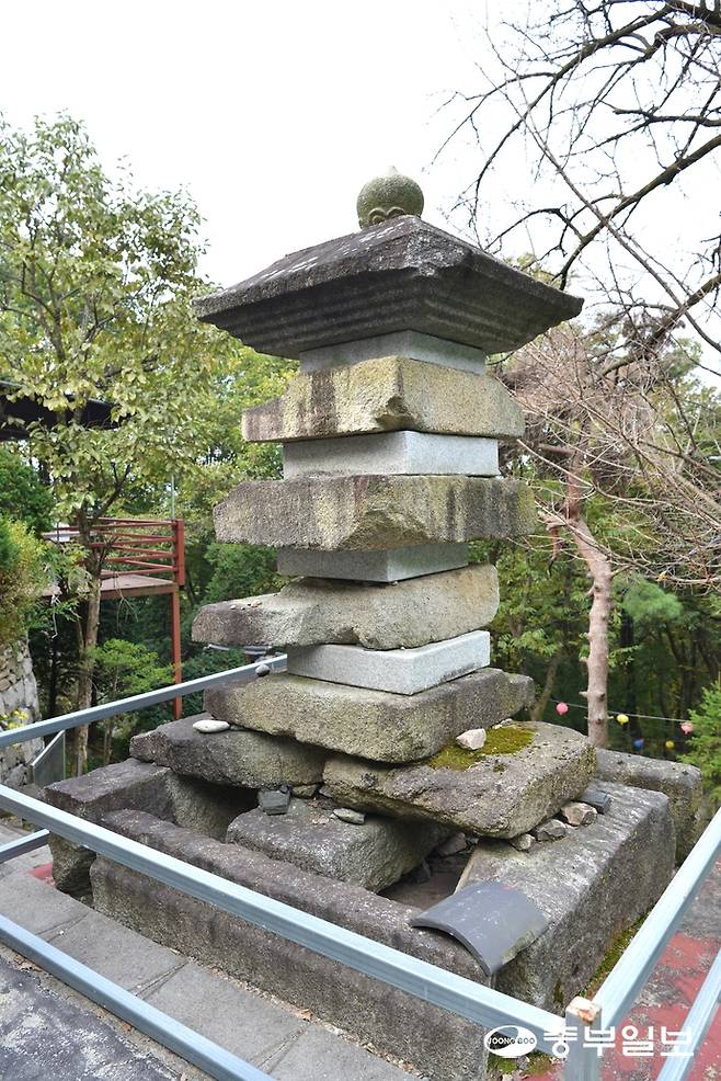 약사사 창건공사중 발견된 삼층석탑. 고려시대의 탑으로 추정되고 있다. 주수완