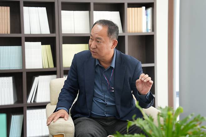 지난 6일 최흥선 국립광주박물관 관장이 도자문화관과 K-컬처와의 접점을 설명하고 있다. 박찬 기자