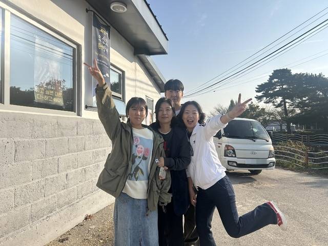 지난 8월부터 부안 우덕마을에서 활동 중인 청년 인턴 3명과 박후진 사무장이 활짝 웃어 보이고 있다. 사진 왼쪽부터 유채원 인턴, 박후진 사무장, 서세환 인턴, 김하정 인턴. /우덕마을 제공