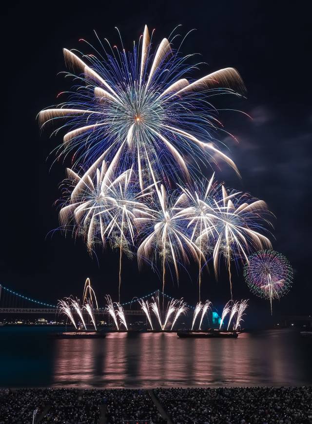 제20회 부산불꽃축제가 열린 15일 부산 수영구 광안리해수욕장 일대에서 광안대교를 배경으로 화려한 불꽃쇼가 펼쳐지고 있다. 김종진 기자 kjj1761@