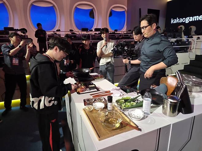 - 시식하는 T1 선수들