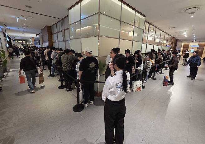 - 탑승 시간을 기다리는 참가자들