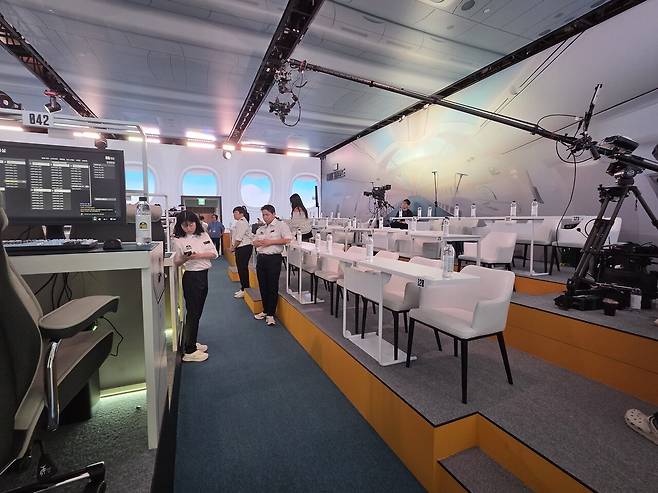 - 승무원들이 참가자를 반갑게 맞이했다