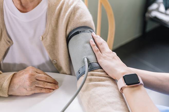 기온이 1℃ 낮아질 때 혈압이 약 1mmHg 상승하는 경향이 있다. 사진=게티이미지뱅크