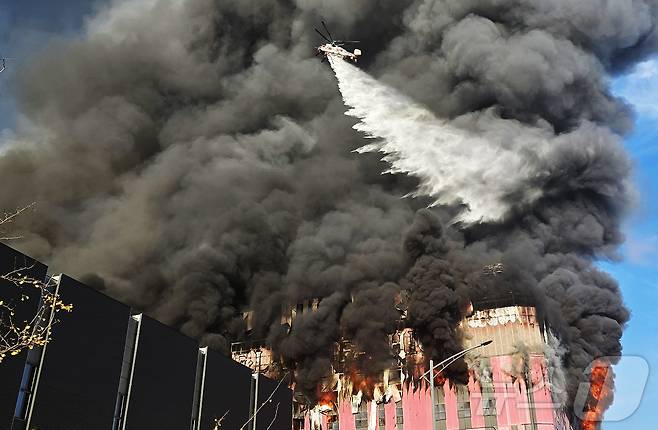 15일 오전 충남 천안 동남구 이랜드패션 물류센터에서 화재가 발생해 소방헬기가 물을 뿌리고 있다. 소방 당국은 대응 2단계로 격상해 화재를 진화 중이다. 2025.11.15/뉴스1 ⓒ News1 이시우 기자