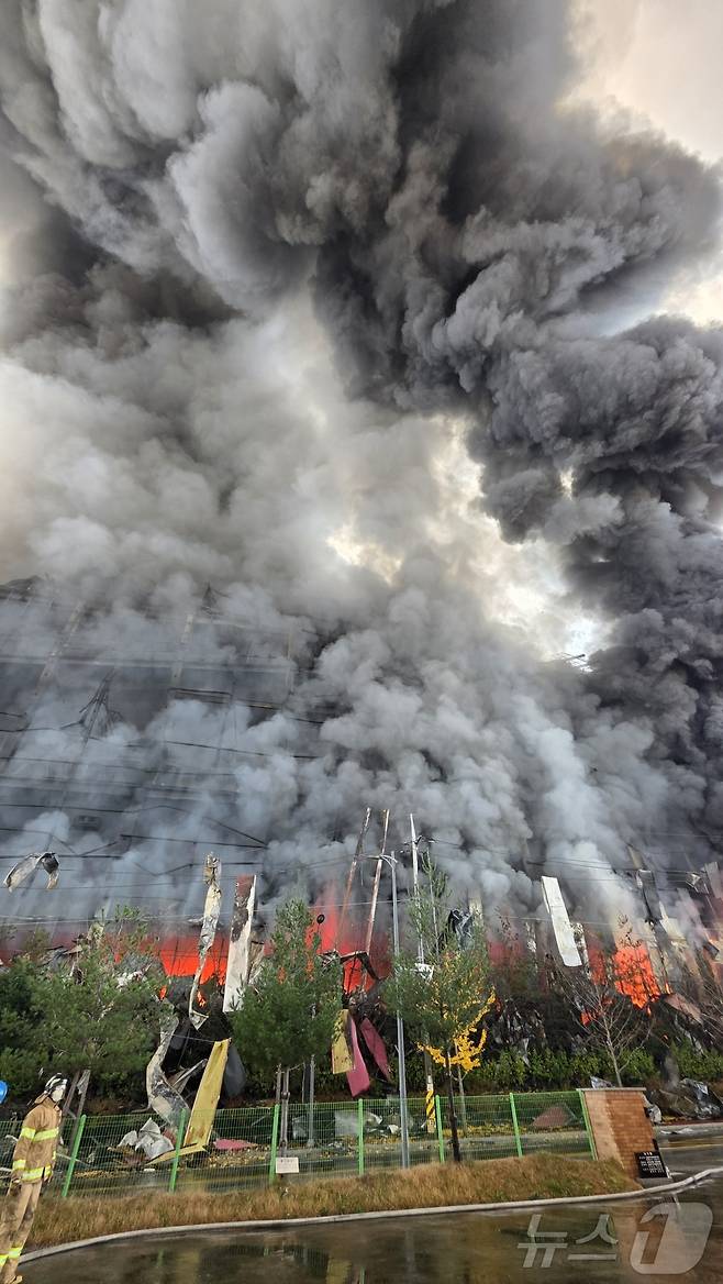 15일 오전 충남 천안 동남구 이랜드패션 물류센터에서 발생한 화재가 9시간이 지나도록 꺼지지 않으면서 검은 연기가 뿜어져 나오고 있다. 소방 당국은 대응 2단계를 유지한 채 화재를 진화 중이다. 2025.11.15/뉴스1 ⓒ News1 이시우 기자