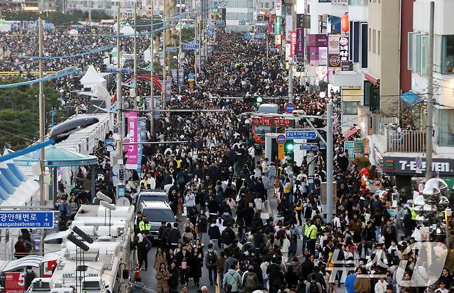 15일 오후 부산 수영구 광안리해수욕장 일대가 '제20회 부산불꽃축제'를 관람하기 위한 관람객들로 북적이고 있다. 2025.11.15/뉴스1 ⓒ News1 윤일지 기자