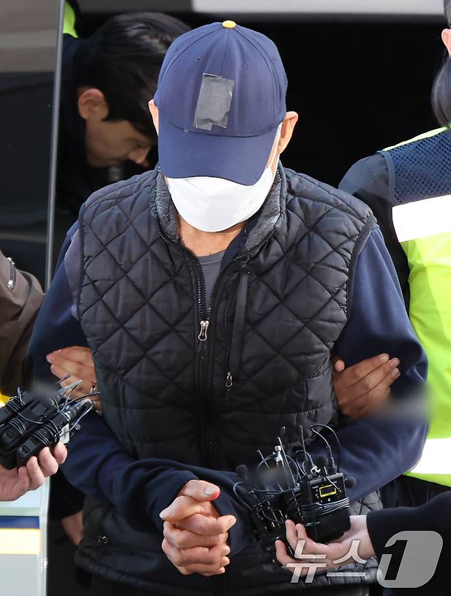 부천 제일시장에서 1톤 트럭으로 돌진사고를 낸 60대 운전자 A씨가 15일 오후 경기 부천시 인천지방법원 부천지원에서 열린 구속 전 피의자 심문(영장실질심사)에 출석하고 있다. 2025.11.15/뉴스1 ⓒ News1 장수영 기자