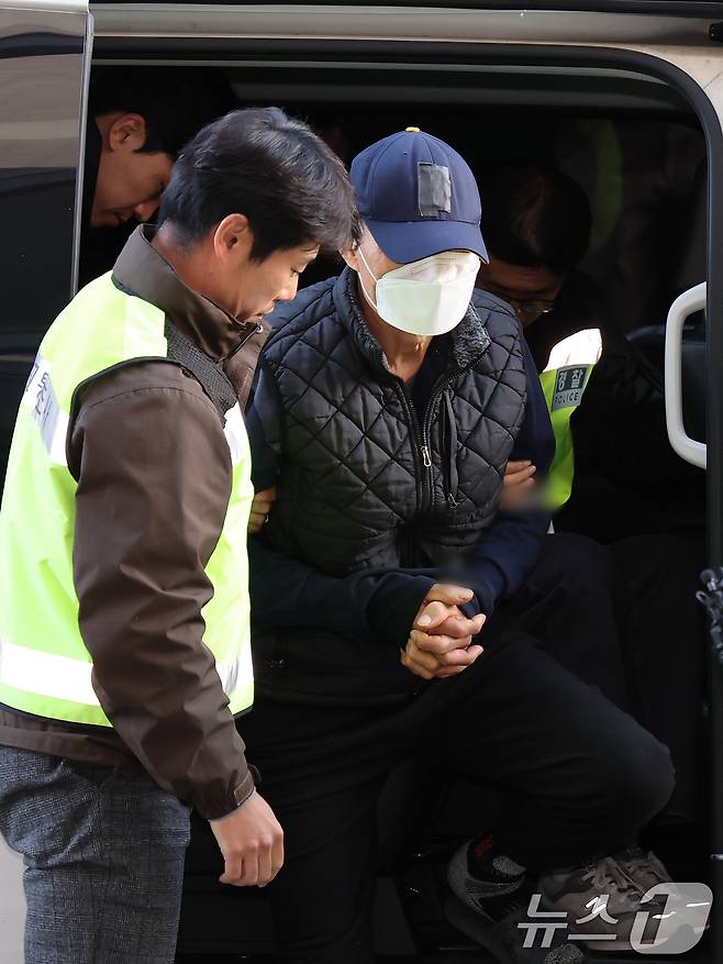 부천 제일시장에서 1톤 트럭으로 돌진사고를 낸 60대 운전자 A씨가 15일 오후 경기 부천시 인천지방법원 부천지원에서 열린 구속 전 피의자 심문(영장실질심사)에 출석하고 있다. 2025.11.15/뉴스1 ⓒ News1 장수영 기자