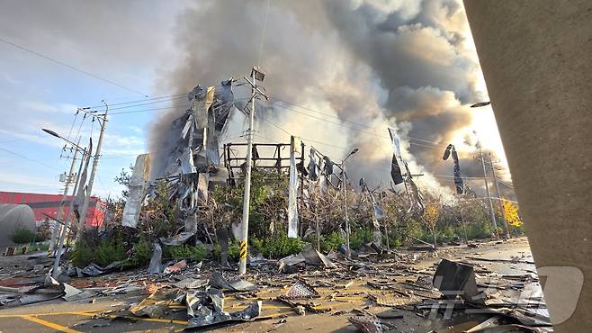 15일 충남 천안 동남구 이랜드패션 물류센터에서 발생한 화재로 건물 일부가 붕괴됐다. 소방 당국은 9시간만에 큰불을 잡았지만 대응 2단계를 유지한 채 화재를 계속 진압 중이다. 2025.11.15/뉴스1 ⓒ News1 이시우 기자