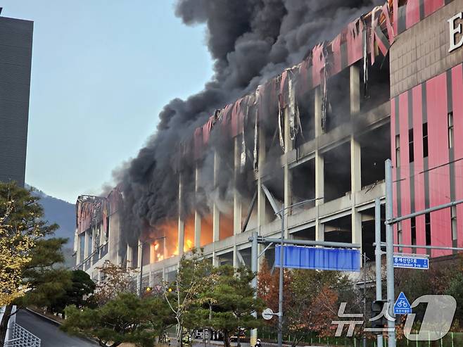 15일 오전 충남 천안 동남구 이랜드패션 물류센터에서 화재가 발생해 검은 연기와 함께 불길이 치솟고 있다. 소방 당국 대응 2단계로 격상해 화재를 진화 중이다. (독자 제공. 재판매 및 DB 금지) 2025.11.15/뉴스1