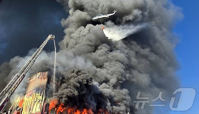 15일 오전 충남 천안 동남구 이랜드패션 물류센터에서 화재가 발생해 소방헬기가 물을 뿌리고 있다. 소방 당국은 대응 2단계로 격상해 화재를 진화 중이다. 2025.11.15/뉴스1 ⓒ News1 이시우 기자
