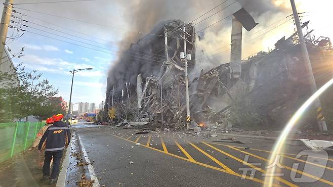 15일 충남 천안 동남구 이랜드패션 물류센터에서 발생한 화재로 건물 일부가 붕괴됐다. 소방 당국은 9시간만에 큰불을 잡았지만 대응 2단계를 유지한 채 화재를 계속 진압 중이다. 2025.11.15/뉴스1 ⓒ News1 이시우 기자