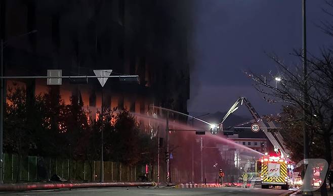 15일 천안 이랜드 물류센터에서 발생한 화재가 9시간여 만에 초진됐지만 건물 내부에는 여전히 불길이 잡히지 않고 있다. 소방당국은 야간 진화 작업을 이어갈 예정이다. 2025.11.15/뉴스1 ⓒ News1 이시우 기자