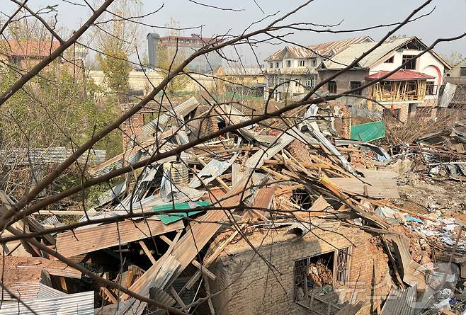 15일(현지시간) 인도 카슈미르 지역의 스리나가르 지역의 한 경찰서 건물이 폭발로 인해 파괴된 모습. 2025.11.15 ⓒ 로이터=뉴스1 ⓒ News1 김지완 기자