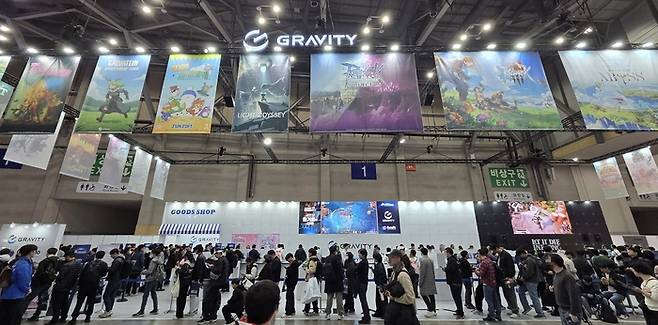 지스타 2025 그라비티 부스를 찾은 관람객들 모습. 사진 | 그라비티