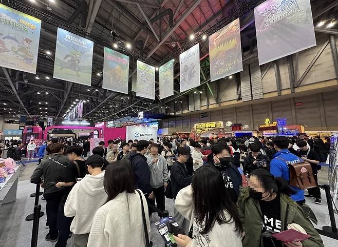 지스타 2025 그라비티 부스를 찾은 관람객들 모습. 사진 | 그라비티
