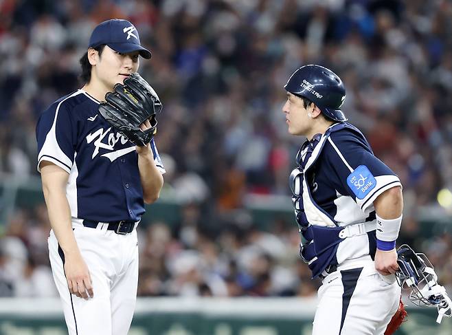 15일 일본 도쿄돔에서 열린 2025 K베이스볼 시리즈 대한민국과 일본의 평가전. 선발투수 곽빈이 포수 박동원과 대화를 나누고 있다. 사진 | 도쿄=연합뉴스