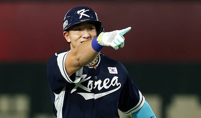 15일 일본 도쿄돔에서 열린 2025 K베이스볼 시리즈 대한민국과 일본의 평가전. 4회말 무사 1루 안현민이 선제 투런홈런을 쏘아올린 뒤 그라운드를 돌고 있다. 사진 | 도쿄=연합뉴스