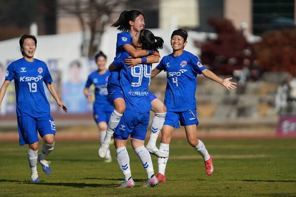 결승전에서 득점 후 환호하는 화천 KSPO 선수들. /사진=한국여자축구연맹