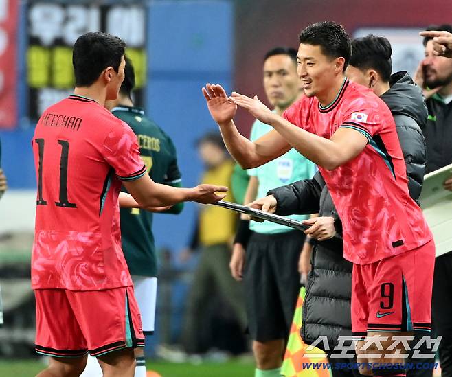 조규성이 후반 교체투입되며 황희찬과 하이파이브를 하고 있다.