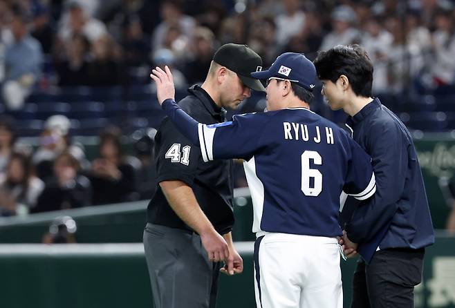 15일 일본 도쿄돔에서 열린 2025 K베이스볼 시리즈 대한민국과 일본의 평가전. 류지현 감독이 5회초 그라운드에 나와 심판진에게 어필하고 있다. 연합뉴스