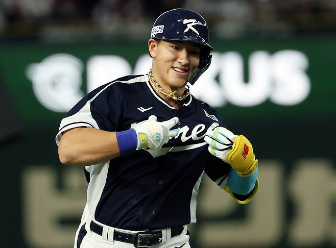 15일 일본 도쿄돔에서 열린 2025 K베이스볼 시리즈 대한민국과 일본의 평가전. 4회말 무사 1루 안현민이 선제 투런홈런을 쏘아올린 뒤 그라운드를 돌고 있다.
연합뉴스