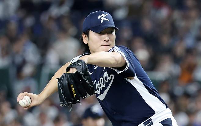 15일 일본 도쿄돔에서 열린 2025 K베이스볼 시리즈 대한민국과 일본의 평가전. 1회말 대한민국 선발투수 곽빈이 역투하고 있다. 연합뉴스