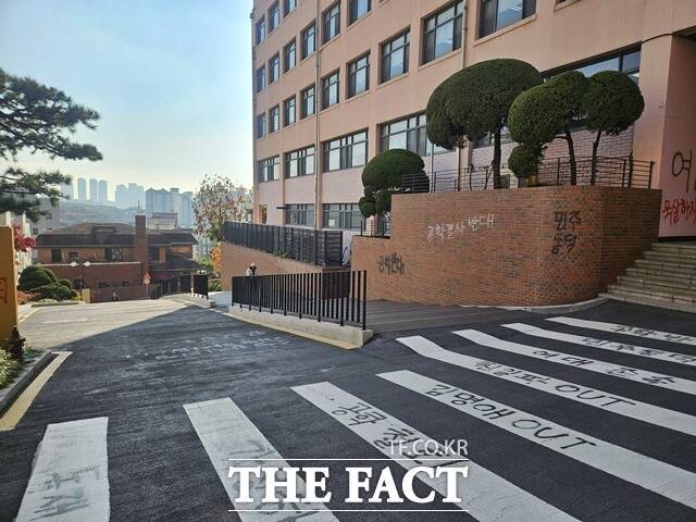 동덕여대에서 '남녀공학 전환' 추진을 두고 학내 갈등이 불거진 지 1년이 지났다. 지난해 11월 교내 곳곳을 멍들게 한 래커칠은 상흔처럼 고스란히 남아 있는 상태다. /이다빈 기자