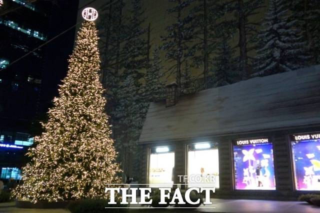 지난 12일 서울 강남구 현대백화점 무역센터점 광장 앞에 대형 트리가 설치돼 있다. /이상빈 기자